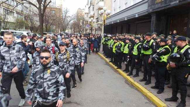 Нацкорпус и Нацдружины проводят в Киеве акцию Вдуй свинарчукам возле ГПУ, СБУ и МВД (обновлено) 05