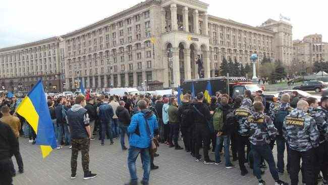 Акция Нацкорпуса и Нацдружин Вдуй свинарчукам переместилась на Банковую к АП 01