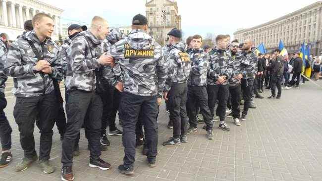 Акция Нацкорпуса и Нацдружин Вдуй свинарчукам переместилась на Банковую к АП 02