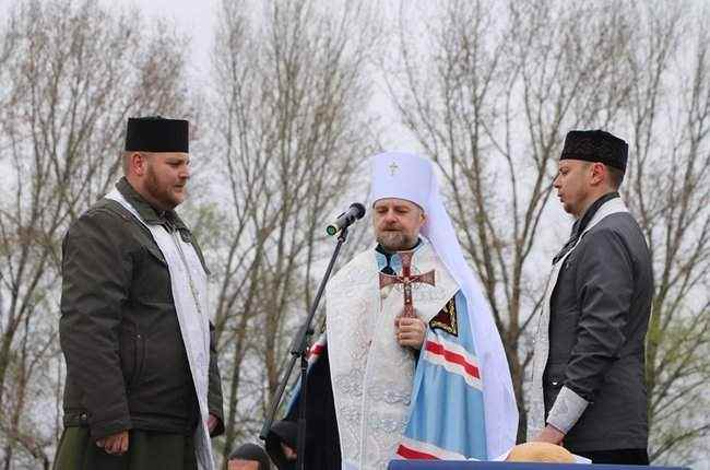 Годовщину начала АТО отметили шествием и возложением цветов к стеле с фотографиями погибших военных в Черкассах, - горсовет 20