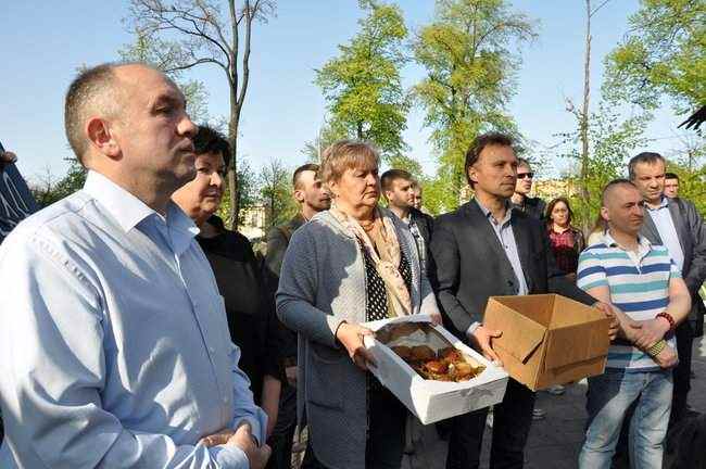 Пасха для героев: мемориал Героев Небесной Сотни и Стену памяти у Михайловского украсили писанками, паски отправили в зону ООС 02