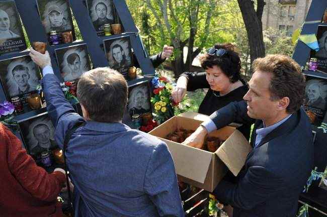 Пасха для героев: мемориал Героев Небесной Сотни и Стену памяти у Михайловского украсили писанками, паски отправили в зону ООС 03