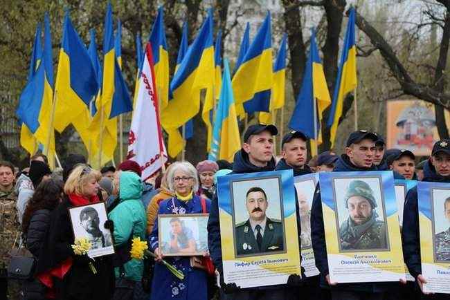 Годовщину начала АТО отметили шествием и возложением цветов к стеле с фотографиями погибших военных в Черкассах, - горсовет 01