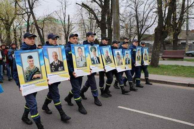 Годовщину начала АТО отметили шествием и возложением цветов к стеле с фотографиями погибших военных в Черкассах, - горсовет 02