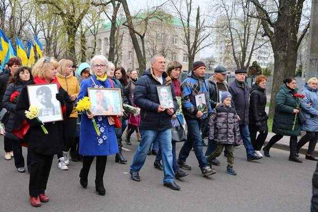 Годовщину начала АТО отметили шествием и возложением цветов к стеле с фотографиями погибших военных в Черкассах, - горсовет 03