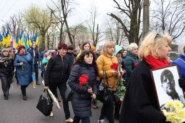 Годовщину начала АТО отметили шествием и возложением цветов к стеле с фотографиями погибших военных в Черкассах, - горсовет 04