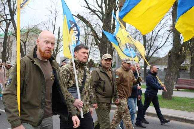 Годовщину начала АТО отметили шествием и возложением цветов к стеле с фотографиями погибших военных в Черкассах, - горсовет 05