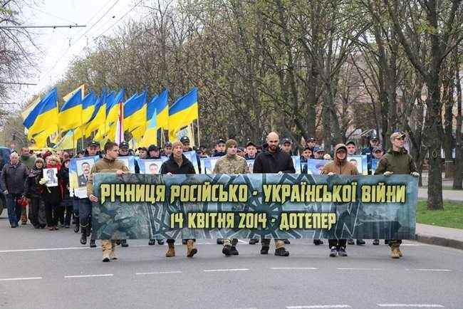 Годовщину начала АТО отметили шествием и возложением цветов к стеле с фотографиями погибших военных в Черкассах, - горсовет 06