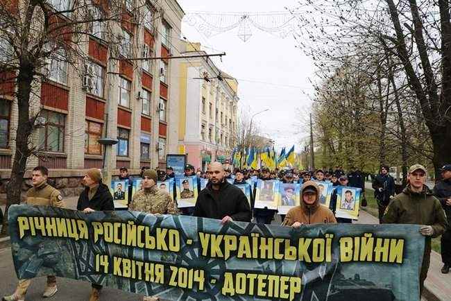 Годовщину начала АТО отметили шествием и возложением цветов к стеле с фотографиями погибших военных в Черкассах, - горсовет 09