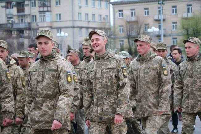 Годовщину начала АТО отметили шествием и возложением цветов к стеле с фотографиями погибших военных в Черкассах, - горсовет 10