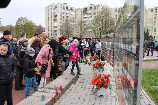 Годовщину начала АТО отметили шествием и возложением цветов к стеле с фотографиями погибших военных в Черкассах, - горсовет 11