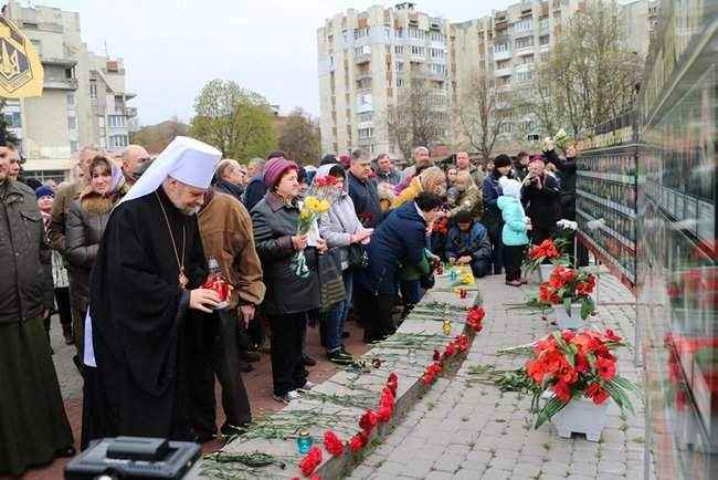 Годовщину начала АТО отметили шествием и возложением цветов к стеле с фотографиями погибших военных в Черкассах, - горсовет 12