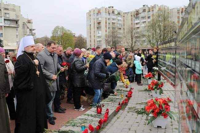 Годовщину начала АТО отметили шествием и возложением цветов к стеле с фотографиями погибших военных в Черкассах, - горсовет 13