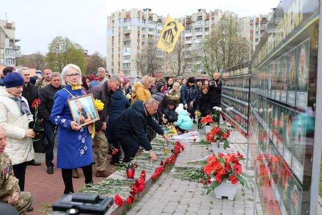 Годовщину начала АТО отметили шествием и возложением цветов к стеле с фотографиями погибших военных в Черкассах, - горсовет 14