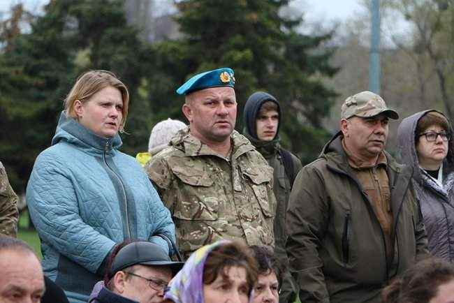 Годовщину начала АТО отметили шествием и возложением цветов к стеле с фотографиями погибших военных в Черкассах, - горсовет 17