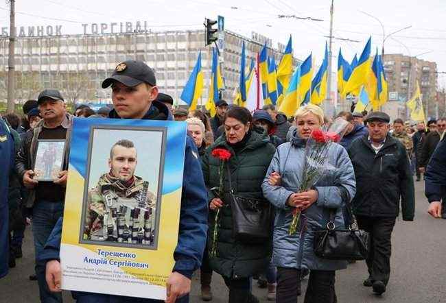 Годовщину начала АТО отметили шествием и возложением цветов к стеле с фотографиями погибших военных в Черкассах, - горсовет 07