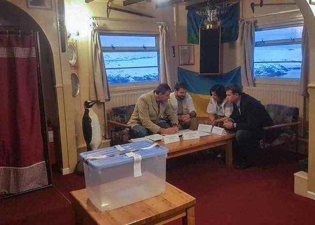 Явка 100%: на выборах проголосовали участники украинской антарктической экспедиции 06