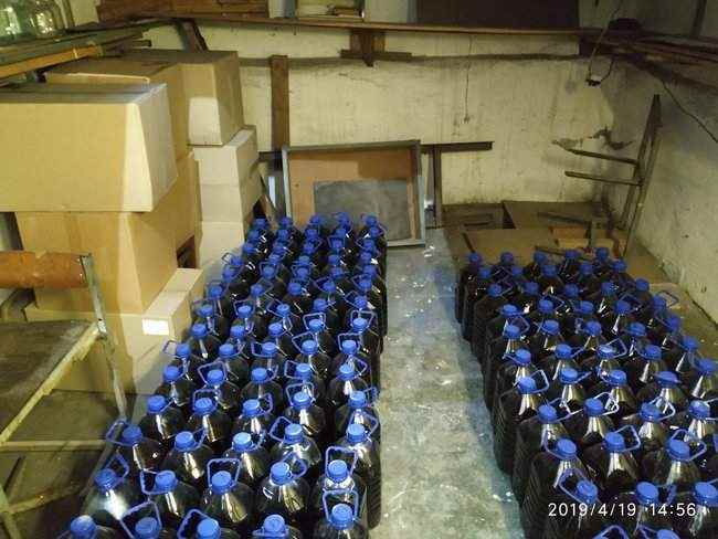 На Днепропетровщине налоговиками ликвидирован подпольный цех по производству фальсифицированной водки и коньяка 02