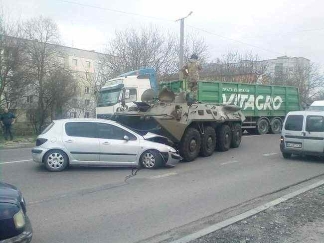 На Ривненщине БТР с отказавшими тормозами попал в ДТП 01