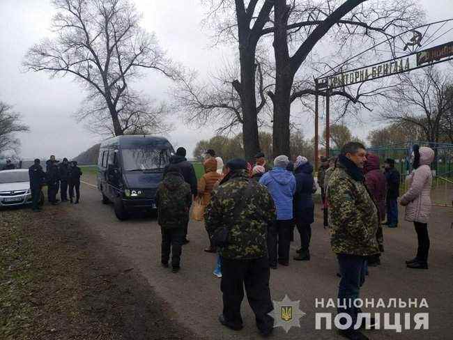 Полсотни рейдеров пытались захватить аграрный кооператив на Киевщине: их задержала полиция 03