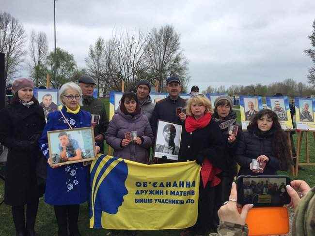 Годовщину начала АТО отметили шествием и возложением цветов к стеле с фотографиями погибших военных в Черкассах, - горсовет 21