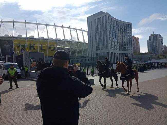 Вокруг НСК Олимпийский, на который Порошенко позвал Зеленского на дебаты, множество полиции, - журналист 04