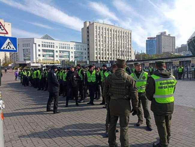 Вокруг НСК Олимпийский, на который Порошенко позвал Зеленского на дебаты, множество полиции, - журналист 07