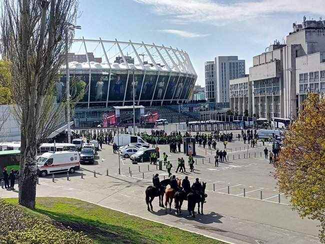 Вокруг НСК Олимпийский, на который Порошенко позвал Зеленского на дебаты, множество полиции, - журналист 08