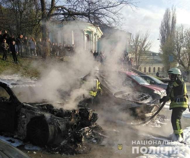 Неизвестный в балаклаве средь бела дня сжег два автомобиля в центре Киева 01