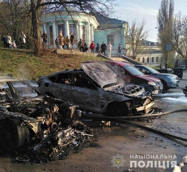 Неизвестный в балаклаве средь бела дня сжег два автомобиля в центре Киева 02