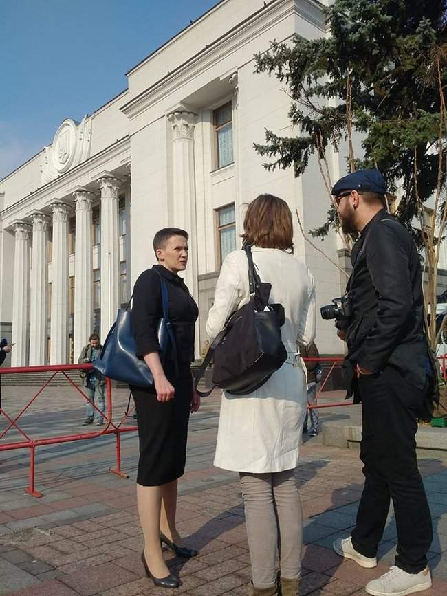 Освобожденная неделю назад из-под стражи Савченко пришла в Раду 01