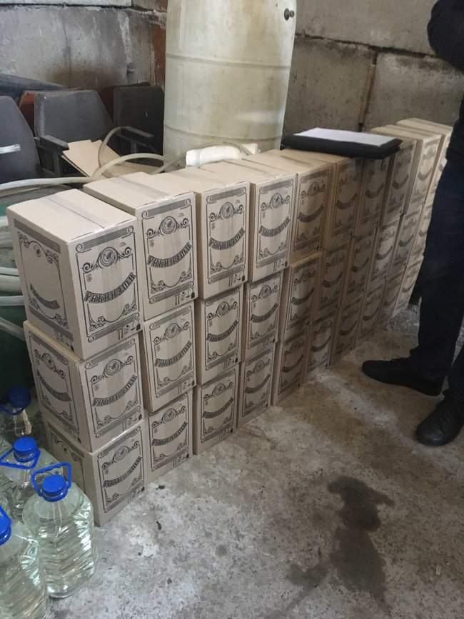 На Днепропетровщине налоговиками ликвидирован подпольный цех по производству фальсифицированной водки и коньяка 04