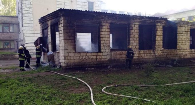 В Кам’янському на території школи сталася пожежа: фото, відео