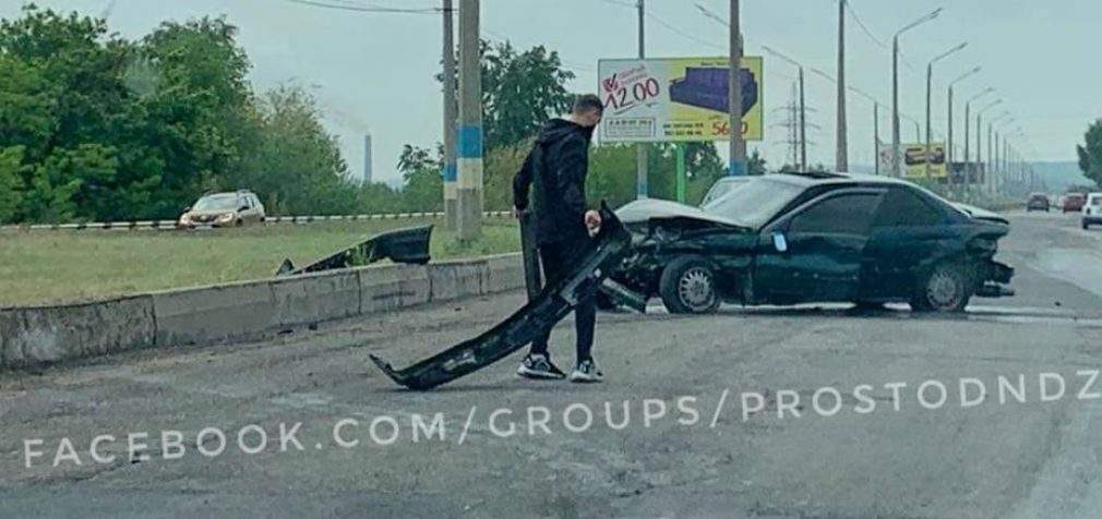 На Центральному мосту Кам’янського трапилось ДТП: фото, відео