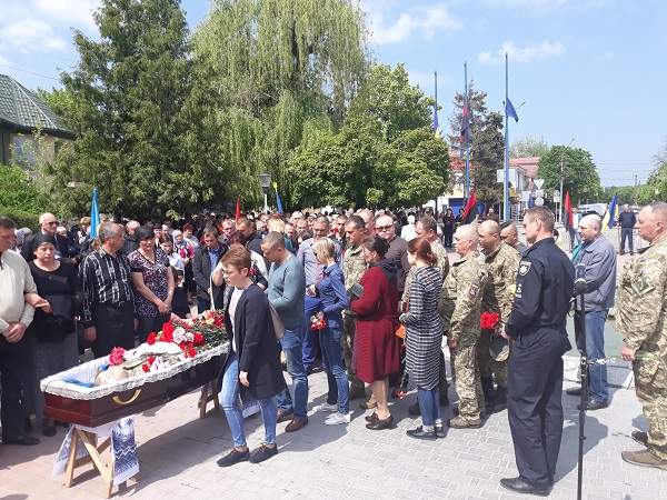 С воином 79-й ОДШБр Сергеем Гвоздиевским, умершим в больнице Днепра от полученных в зоне ООС ранений, простились в Могилеве-Подольском 03