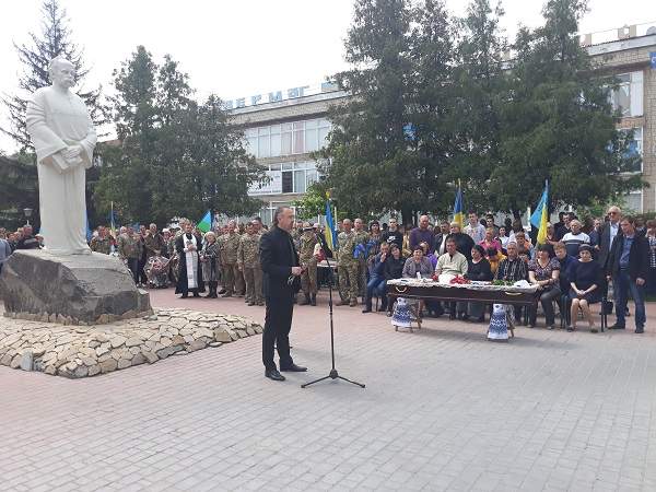 С воином 79-й ОДШБр Сергеем Гвоздиевским, умершим в больнице Днепра от полученных в зоне ООС ранений, простились в Могилеве-Подольском 02