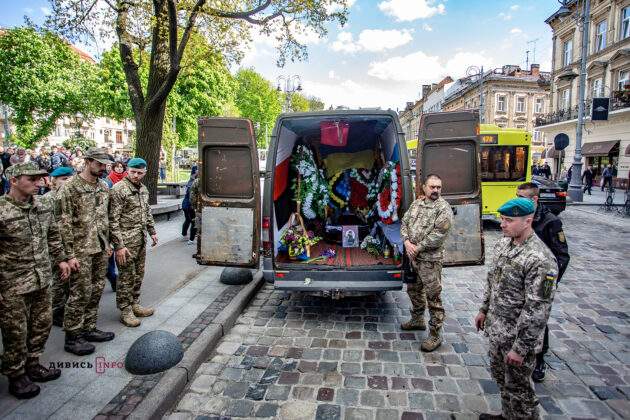 Во Львове простились с погибшим на Донбассе украинским воином Иваном Сакалем 02