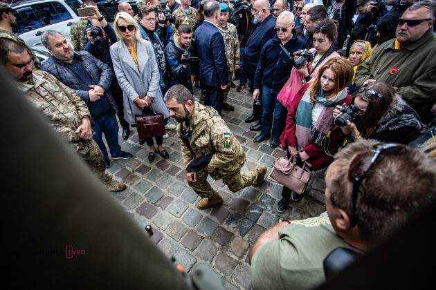 Во Львове простились с погибшим на Донбассе украинским воином Иваном Сакалем 04