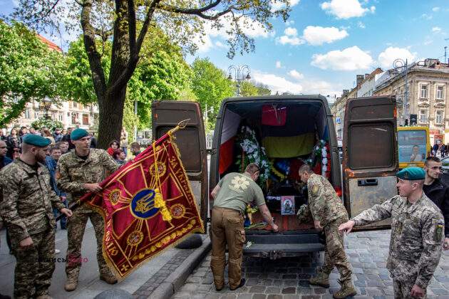 Во Львове простились с погибшим на Донбассе украинским воином Иваном Сакалем 01