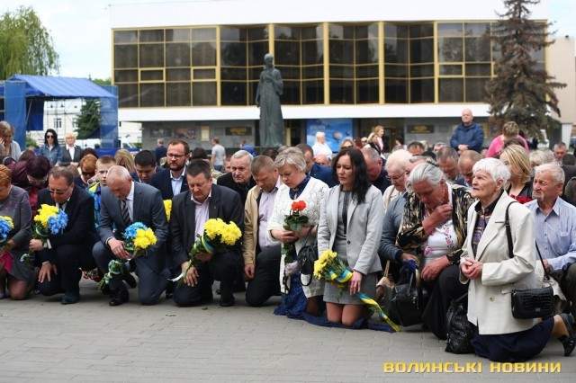 В центре Луцка на коленях почтили память и помолились за погибших под Волновахой Ангелов Волыни 02