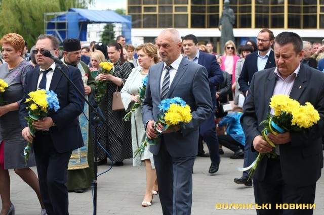 В центре Луцка на коленях почтили память и помолились за погибших под Волновахой Ангелов Волыни 11