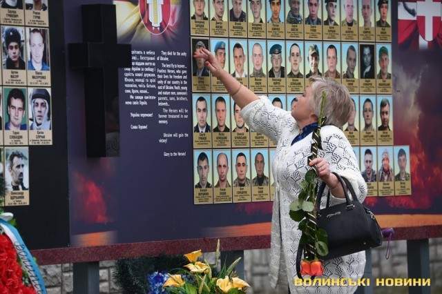 В центре Луцка на коленях почтили память и помолились за погибших под Волновахой Ангелов Волыни 12