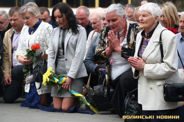 В центре Луцка на коленях почтили память и помолились за погибших под Волновахой Ангелов Волыни 03