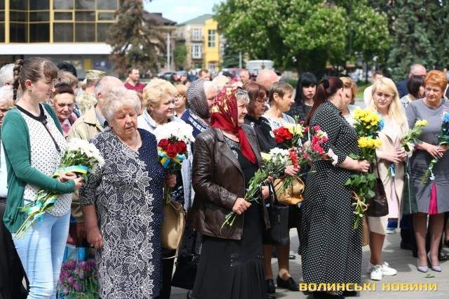 В центре Луцка на коленях почтили память и помолились за погибших под Волновахой Ангелов Волыни 05