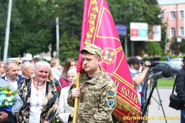 В центре Луцка на коленях почтили память и помолились за погибших под Волновахой Ангелов Волыни 06