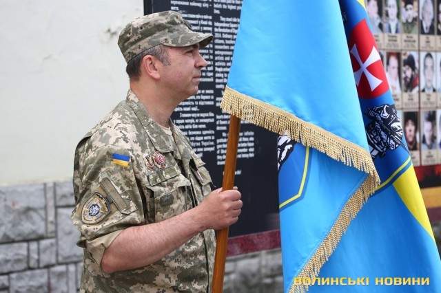 В центре Луцка на коленях почтили память и помолились за погибших под Волновахой Ангелов Волыни 07