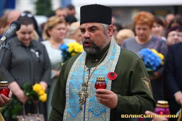 В центре Луцка на коленях почтили память и помолились за погибших под Волновахой Ангелов Волыни 08