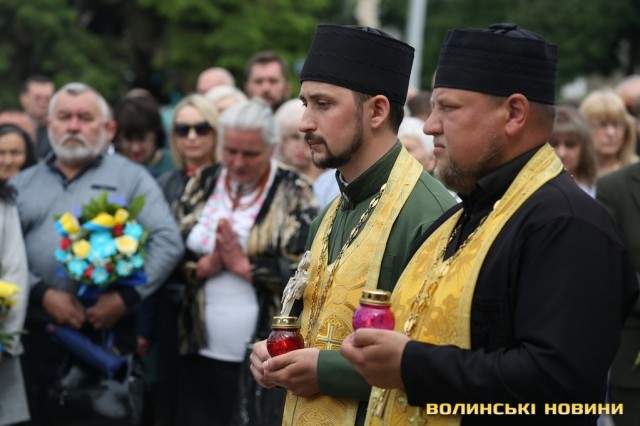 В центре Луцка на коленях почтили память и помолились за погибших под Волновахой Ангелов Волыни 09