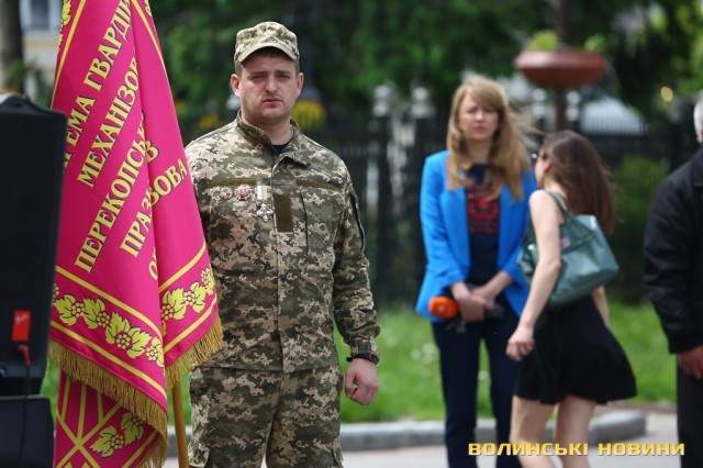 В центре Луцка на коленях почтили память и помолились за погибших под Волновахой Ангелов Волыни 10