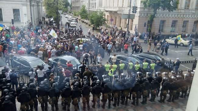 Евробляхеры пикетируют Раду: правоохранители взяли здание парламента под усиленную охрану 01